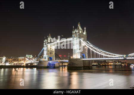 Tower Bridge bei Nacht - Langzeitbelichtung