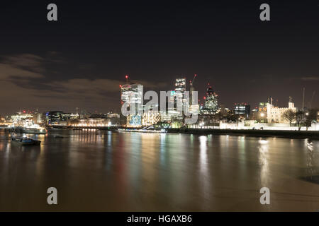 Wolkenkratzer Londons Fluss Stadt bei Nacht Stockfoto