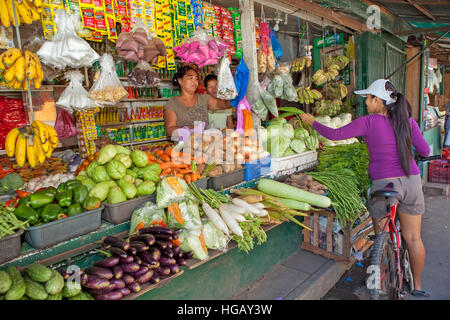 Frau kaufen frisches Obst und Gemüse auf dem öffentlichen Markt in Barretto, Luzon, Philippinen. Stockfoto