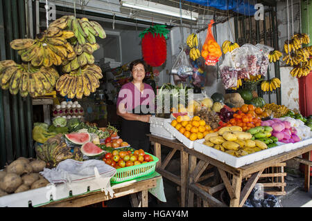 Vielzahl von Obst und Gemüse zum Verkauf an der Börse in Barretto Town, Subic Bay, Insel Luzon, Philippinen. Stockfoto