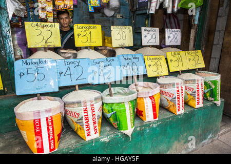 Verschiedene Sorten von Reis zu verkaufen mit Peso Preis Zeichen auf den Philippinen. Stockfoto