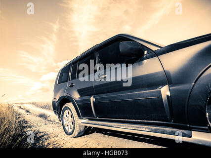 SUV  im natürlichen Lebensraum (Formen, Details und Farbe hier ist stark verarbeitet) Stockfoto