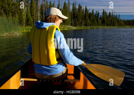 Kanufahren auf Lavasee, Kaskade Seen National Scenic Byway, Deschutes National Forest, Oregon Stockfoto