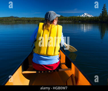 Kanufahren auf Lavasee, Kaskade Seen National Scenic Byway, Deschutes National Forest, Oregon Stockfoto