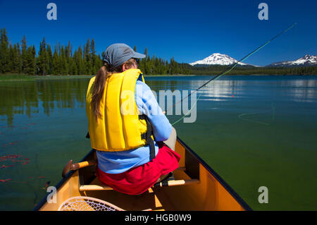 Angeln am Lavasee, Cascade Lakes National Scenic Byway, Deschutes National Forest, Oregon Stockfoto