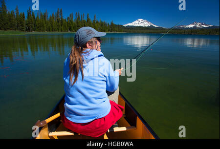 Angeln am Lavasee, Cascade Lakes National Scenic Byway, Deschutes National Forest, Oregon Stockfoto