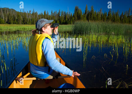 Kanufahren auf Lavasee, Kaskade Seen National Scenic Byway, Deschutes National Forest, Oregon Stockfoto