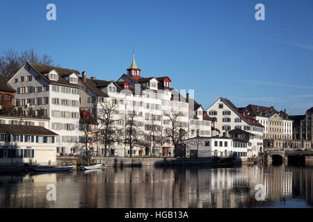 Schipfe Flussufer spiegelt sich in der Limmat, Zürich Schweiz Stockfoto