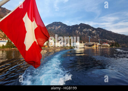 Schweizer Flagge auf Tour Boot Kreuzfahrt Vierwaldstättersee, Vitznau, Schweiz Stockfoto