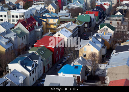 Bunte Nachbarschaft Häuser in der Innenstadt von Reykjavik aus Beobachtung Turm der Hallgrímskirkja, Island gesehen Stockfoto