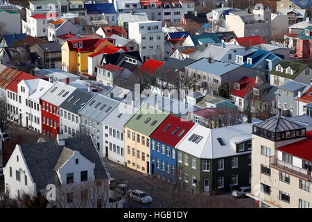 Bunte Nachbarschaft Häuser in der Innenstadt von Reykjavik aus Beobachtung Turm der Hallgrímskirkja, Island gesehen Stockfoto