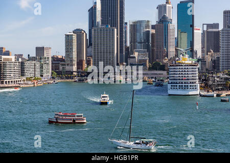 Circular Quay in Sydney Harbour mit Kreuzfahrtschiff angedockt. Stockfoto