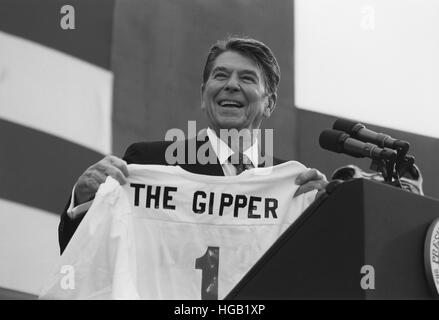 Präsident Ronald Reagan hält eine Trikot bei Rallye 1984 Kampagne. Stockfoto