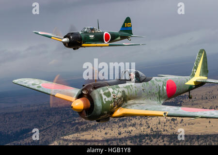 Einen japanischen A6M Zero und eine Ki-43-Oscar fliegen über Madras, Oregon. Stockfoto