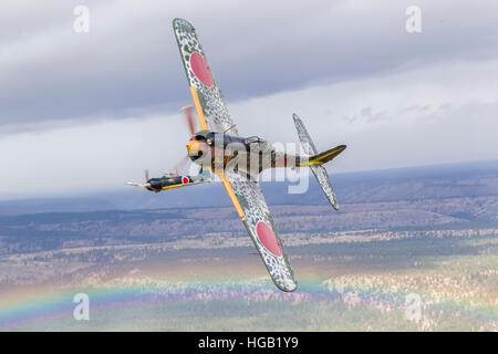 Ki-43 Oscar Pausen nach links während der A6M Zero über ein Regenbogen in der Nähe von Madras, Oregon in Position hält. Stockfoto