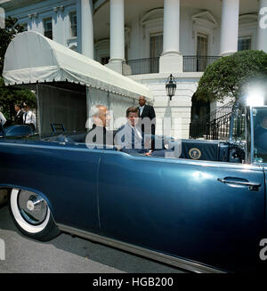 Präsident John F. Kennedy und indischen Präsidenten sitzen im Auto. Stockfoto