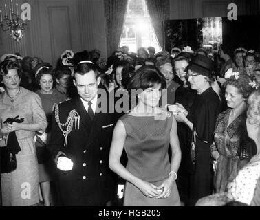 First Lady Jacqueline Kennedy empfängt die Gäste vor einem Empfang. Stockfoto