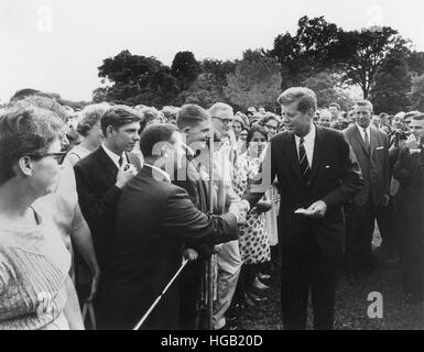 Präsident Kennedy grüßt Peace Corps Freiwilligen auf dem Rasen des weißen Hauses Süd. Stockfoto