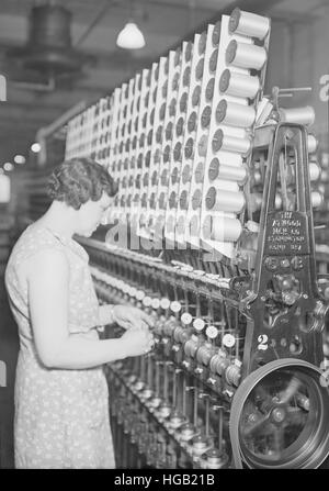 Frau Warpfilling Thread auf einem Webstuhl, 1936. Stockfoto