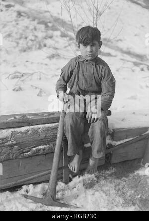 Eine kleiner Junge Graben Kohle von mir ablehnen am Straßenrand in Scotts Run, West Virginia, 1936. Stockfoto