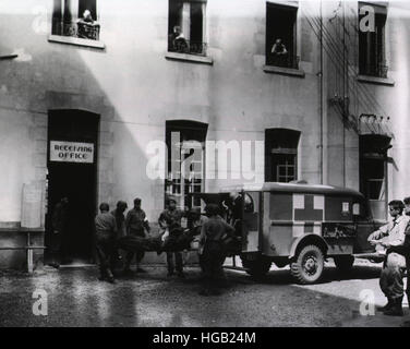 Soldaten tragen einen verwundeten Soldaten von der Rückseite des eine US-Army-Ambulanz, 1944. Stockfoto