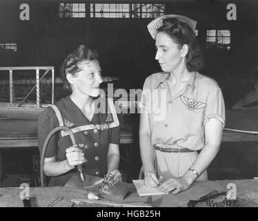 Frauen arbeiten in der Montage und Reparatur-Abteilung des Naval Air Base, Corpus Christi, Texas. ca. 1942 Stockfoto