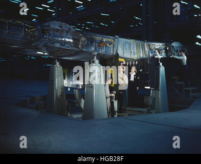 Arbeiten am Flügel der Consolidated Liberator Bomber, Fort Worth, Texas, 1942. Stockfoto