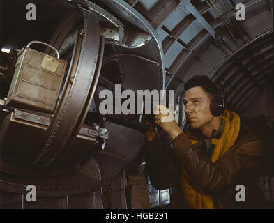 Ein Unteroffizier an der Seite Maschinengewehr eines riesigen YB-17-Bomber. Stockfoto