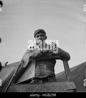 Private Portion Übersee als LKW-Fahrer in der United States Army, 1943. Stockfoto