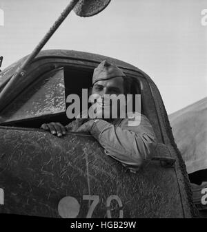 Private erste Kategorie, die als ein LKW-Fahrer mit der United States Army im Ausland, 1943. Stockfoto