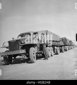 Ein United States Army LKW-Konvoi mit Zubehör für die Hilfe Russlands, 1943. Stockfoto