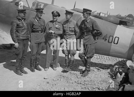 Der Kommandant der Armee der Vereinigten Staaten zwingen mit einer Gruppe von russischen Offizieren, 1943. Stockfoto