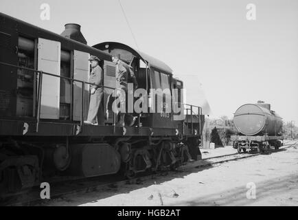 US Army Forces allgemeine Inspektion neu-angekommenen Eisenbahn Dieselmotor, 1943. Stockfoto