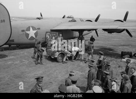 Bomberbesatzungen der US-Armee 9. Air Force erhalten ein Kreide-Gespräch vor einer Mission, 1943. Stockfoto