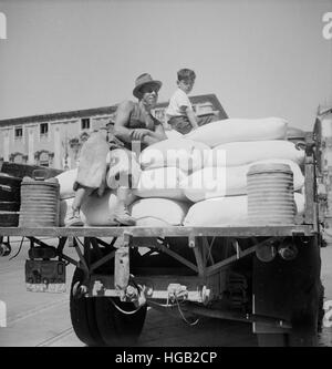 LKW beladen mit amerikanischen Weißmehl in Messina, Sizilien, 1943. Stockfoto