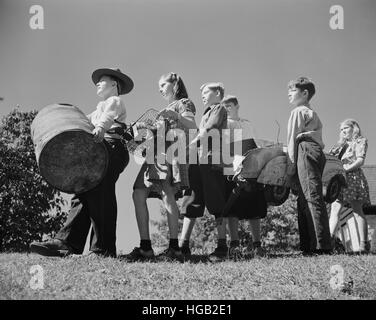 Junge Kinder sammeln Schrott zu Spenden für unsere Kriegsindustrien, 1942. Stockfoto