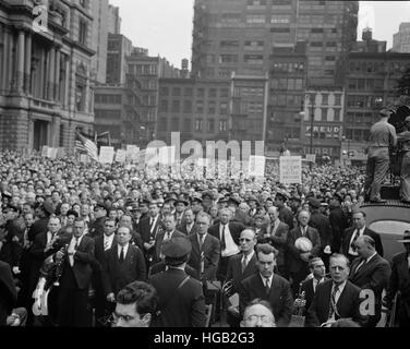 Eine Menschenmenge am d-Day im Madison Square, New York, New York, 1944. Stockfoto