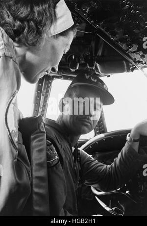 Hurrikan-Jäger im Cockpit eines Flugzeugs WC-121 im Projekt Stormfury, 1966. Stockfoto