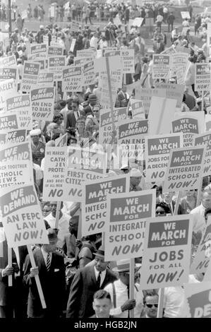 Demonstranten marschieren auf der Straße während des Marsches auf Washington, 1963. Stockfoto