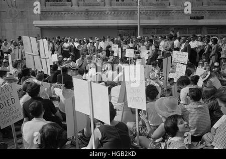 Afroamerikanische und weiße Mississippi Freiheit demokratische Partei Anhänger außerhalb der 1964 Democratic National Convention. Stockfoto