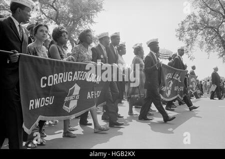 Die Demonstranten tragen Gewerkschaft Banner während des Marsches auf Washington, 1963. Stockfoto