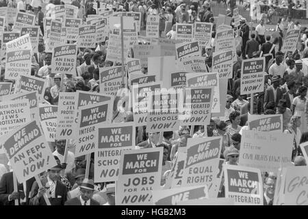 28. August 1963 - Demonstranten mit Zeichen beim Marsch auf Washington. Stockfoto