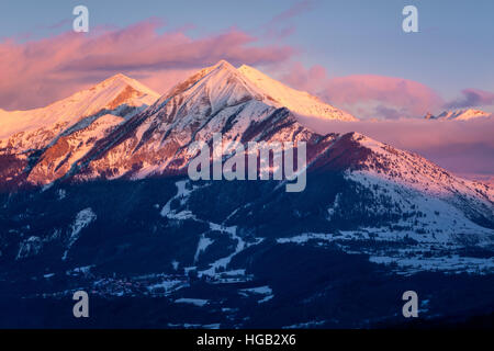 Winter Sonnenuntergang auf den Petite und Grande Autane Gipfeln. Saint Léger Les Melezes, Champsaur, Hautes Alpes, Frankreich Stockfoto