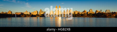 Sonnenaufgang auf der Upper West Side mit Blick von Jacqueline Kennedy Onassis Reservoir und dem Central Park im Herbst. New York City Stockfoto