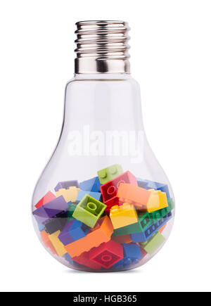 Blick nach vorne auf eine große Glühbirne hält viele Spielzeug farbige Bau Blöcke im Inneren. Konzept für Ideen, Kreativität Stockfoto