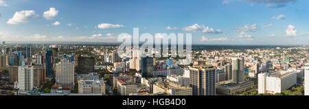 Panoramablick über das zentrale Geschäftsviertel von Nairobi, Kenia von einem hohen Aussichtspunkt Stockfoto