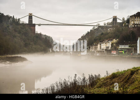 Nebel steigt über den Fluss Avon unter Brunels Clifton Suspension Bridge als das kalte Wetter im Südwesten auf höhere Temperaturen in den zweistelligen Bereich in der Stadt Bristol weicht. Stockfoto