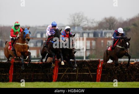 Don Bersy geritten von Aidan Coleman (rechts) führt das Feld über einen frühen Flug vor dem Schlafengehen auf 32Red Casino Juvenile Hurdle Race 32Red tagsüber auf Sandown Pferderennbahn laufen zu gewinnen. PRESSEVERBAND Foto. Bild Datum: Samstag, 7. Januar 2017. Vgl. PA Geschichte RACING Sandown. Bildnachweis sollte lauten: Julian Herbert/PA Wire Stockfoto