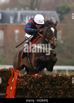 Don Bersy geritten von Aidan Coleman führt das Feld über dem letzten Flug vor dem Schlafengehen auf 32Red Casino Juvenile Hurdle Race 32Red tagsüber auf Sandown Pferderennbahn laufen zu gewinnen. Stockfoto