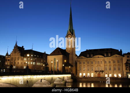 Zürich Fraumünster Kirche am Abend Stockfoto